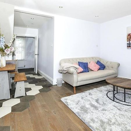Lovely 2-Bed In Windsor Free Parking, 1 Mile From Legoland Extérieur photo