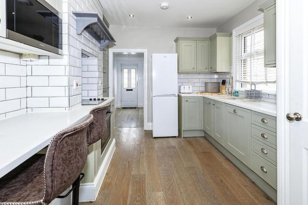Lovely 2-Bed In Windsor Free Parking, 1 Mile From Legoland Extérieur photo