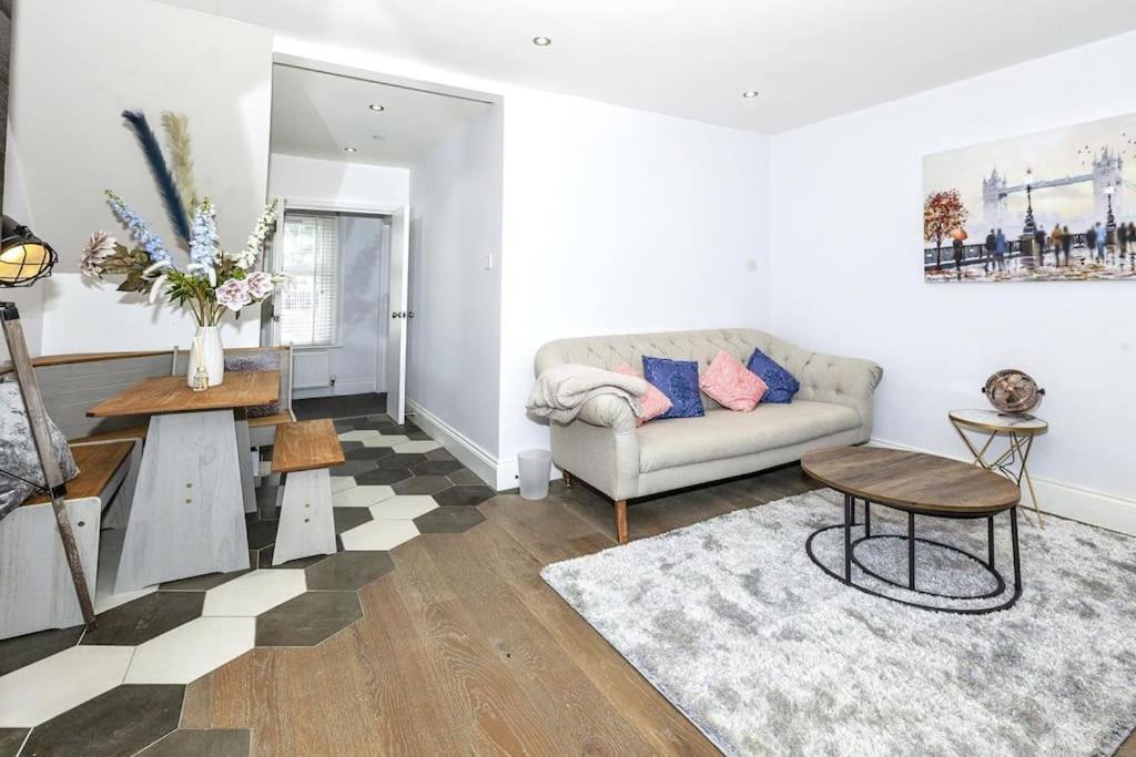 Lovely 2-Bed In Windsor Free Parking, 1 Mile From Legoland Extérieur photo